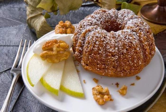 Gingerbread with Sweetly Coated Walnuts