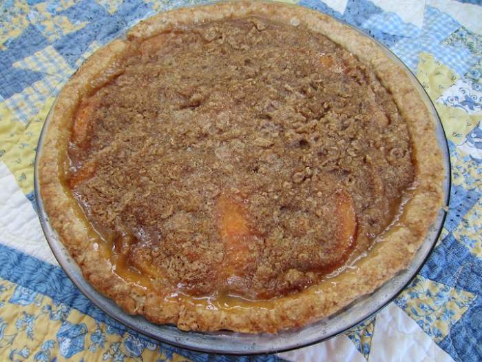 Streusel Peach Pie